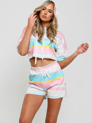 Coordina de recorte de sudadera con capucha a rayas y pantalones cortos