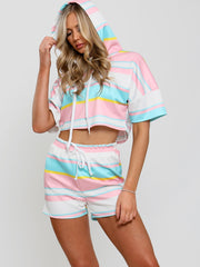 Coordina de recorte de sudadera con capucha a rayas y pantalones cortos