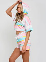 Coordina de recorte de sudadera con capucha a rayas y pantalones cortos