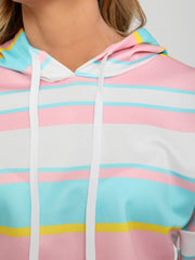 Coordina de recorte de sudadera con capucha a rayas y pantalones cortos