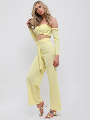 Top de cultivo acanalado y coordenada de pantalones D