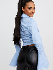 Top de estilo corsé con mangas de campana