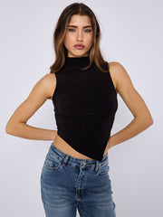 Slinky auf hohem Hals gewachsen asymmetrischem Saumoberteil gesammelt