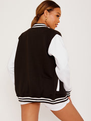 Chaqueta universitaria de manga de contraste