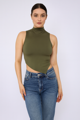 Slinky auf hohem Hals gewachsen asymmetrischem Saumoberteil gesammelt