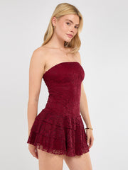 Spitzen -Mini -Kleid mit drapierten Details