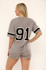 La varsity t-shirt met shorts coöperatie