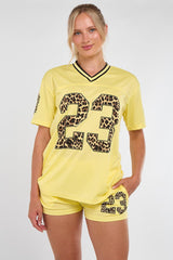 La varsity t-shirt met shorts coöperatie (kopie)