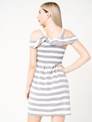 Button Front kaltes, schultergestopftes Kleid