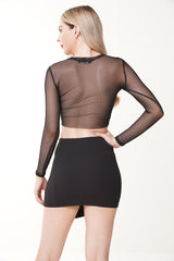 Top de malla de apliques gráficos con adornos de diamante