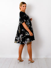 Blumendruck -Schnickschnackstufen -Smock -Kleid