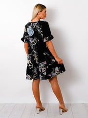 Blumendruck -Schnickschnackstufen -Smock -Kleid