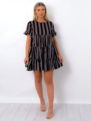 Gestreiftes Rüschkleid abgestuft