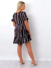 Gestreiftes Rüschkleid abgestuft