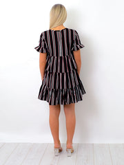 Gestreiftes Rüschkleid abgestuft