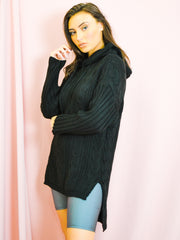 Sube el jersey de punto de cable de dobladillo con capucha