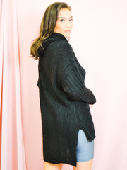 Sube el jersey de punto de cable de dobladillo con capucha