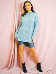 Sube el jersey de punto de cable de dobladillo con capucha