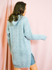 Sube el jersey de punto de cable de dobladillo con capucha