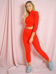 Coordina acanalada de punto de cuello enrollable