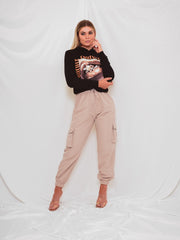 Sudadera con capucha recortada con estampado labial de alta costura