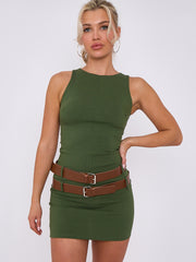 Eingebautes Kleid mit Doppelgürtel