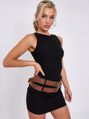 Eingebautes Kleid mit Doppelgürtel