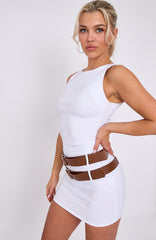 Eingebautes Kleid mit Doppelgürtel