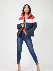 Rote und Marine gepolsterte Jacke