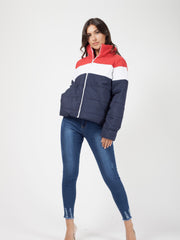 Rote und Marine gepolsterte Jacke