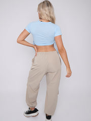 Top de cultivo ruchado gráfico de crucifijo