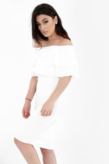 Doppelte Rüschen vom Schulterbardot -Kleid