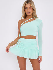 Un hombro top y skort con hebilla de detalle coorden