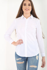 Hemd mit Kunstperlen bestickt