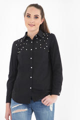 Hemd mit Kunstperlen bestickt