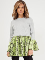 Top de dobladillo de volante con estampado de serpiente