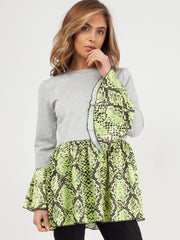 Top de dobladillo de volante con estampado de serpiente