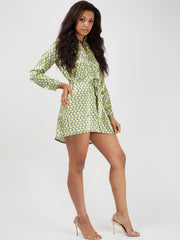 Marokkanischer Würfeldruck glänzender Krawatten -Taillenhemdkleid