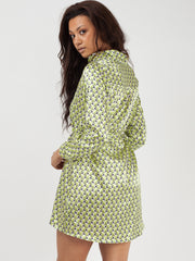 Marokkanischer Würfeldruck glänzender Krawatten -Taillenhemdkleid