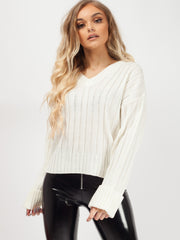 Schalten Sie die Hülle mit V-Ausschnitt-Strickpullover auf