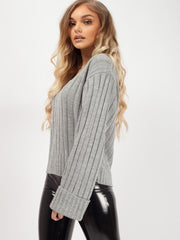 Schalten Sie die Hülle mit V-Ausschnitt-Strickpullover auf