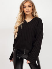 Schalten Sie die Hülle mit V-Ausschnitt-Strickpullover auf