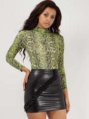 Traje de manga larga con estampado de serpiente de cuello alto