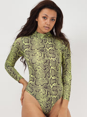 Traje de manga larga con estampado de serpiente de cuello alto