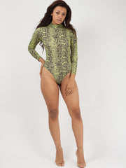 Traje de manga larga con estampado de serpiente de cuello alto