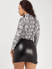 Traje de manga larga con estampado de serpiente de cuello alto