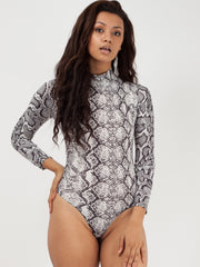 Traje de manga larga con estampado de serpiente de cuello alto