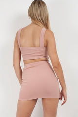 Promi Olivia Wrap über Schnallenrock & Top Co-ord