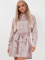 Marokkanischer Würfeldruck glänzender Krawatten -Taillenhemdkleid