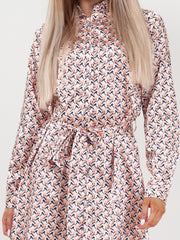 Marokkanischer Würfeldruck glänzender Krawatten -Taillenhemdkleid